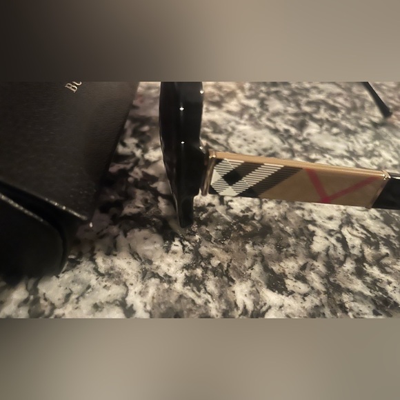 Ladies BRAND NEW BURBERRY SUNGLASSES TRADITIONAL BURBERRY PATTERN - Picture 4 of 5